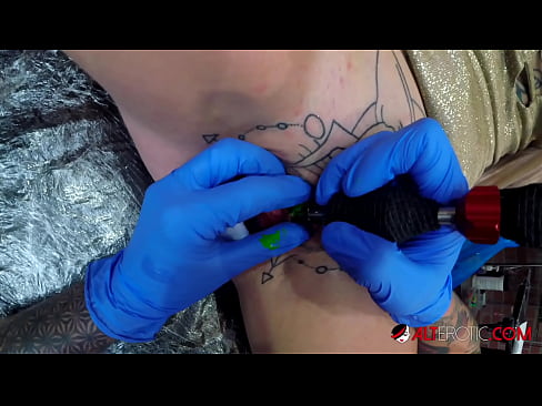 ❤️ Sully Savage mai tsananin jarfa ta yi tattoo a kan kwarin ta ️ Ingantacciyar batsa ❌️